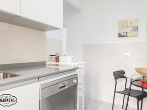 Réfrigérateur, micro-ondes, four, lave-vaisselle