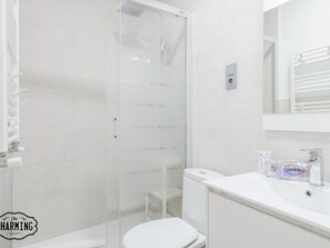 Baignoire, articles de toilette gratuits, sèche-cheveux