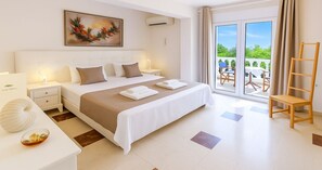 3 makuuhuonetta, tallelokero huoneessa, työpöytä, silitysrauta/-lauta