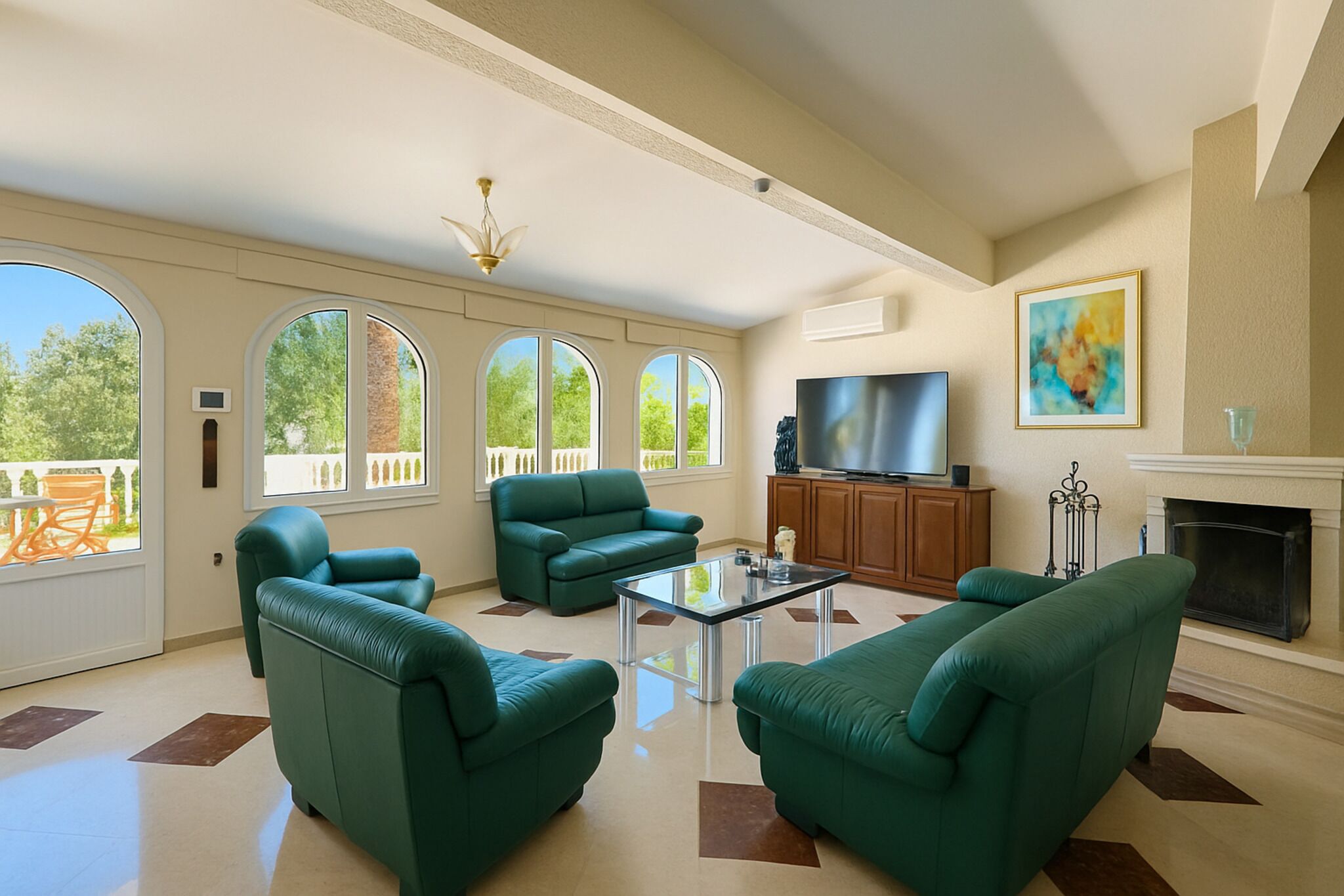 TV connectée, cheminée, table de tennis de table, médiathèque