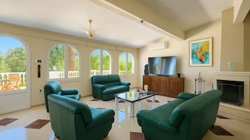 TV connectée, cheminée, table de tennis de table, médiathÚque