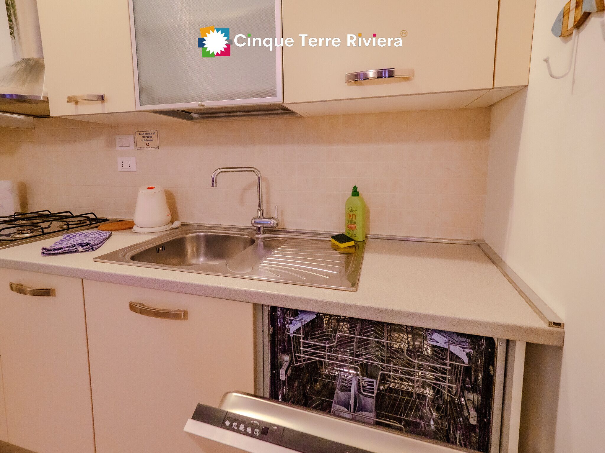 Een koelkast, een oven, een kookplaat, een vaatwasser