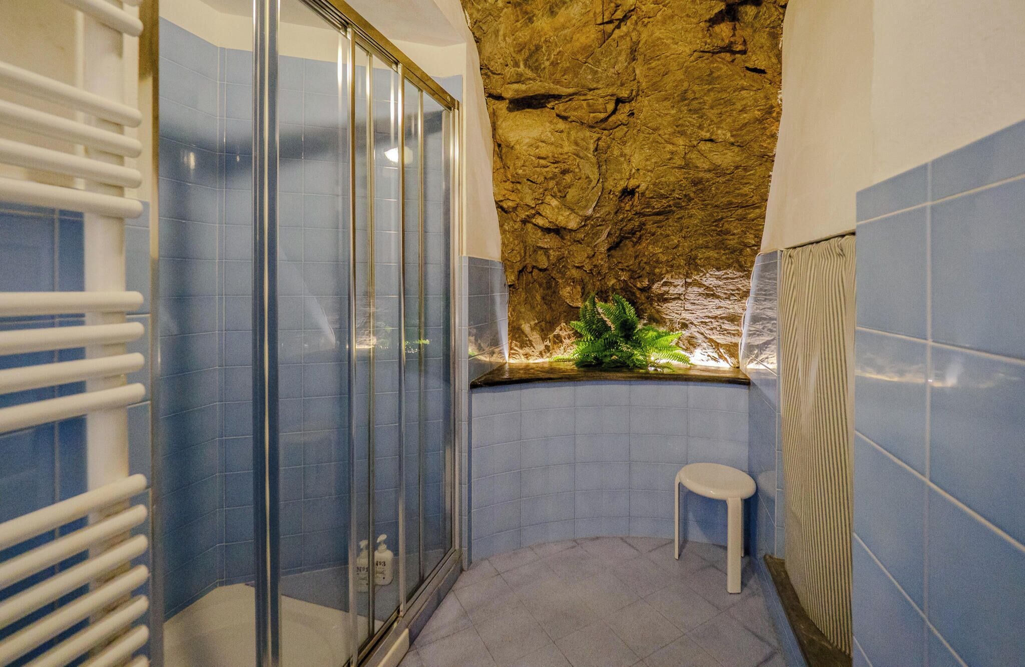 Dusche, umweltfreundliche Kosmetikartikel, Haartrockner, Bidet