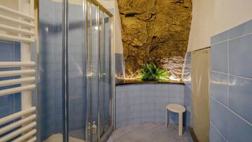 Dusche, umweltfreundliche Kosmetikartikel, Haartrockner, Bidet