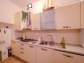 Een koelkast, een oven, een kookplaat, een vaatwasser