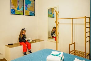 A child's room with a bunk bed, a mirror, and abstract paintings on the wall. - Casa Pina Quiet Apartment (Vernazza)
