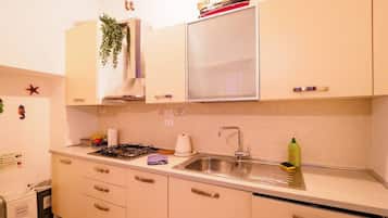 Kühlschrank, Ofen, Herdplatte, Wasserkocher mit Kaffee-/Teezubehör