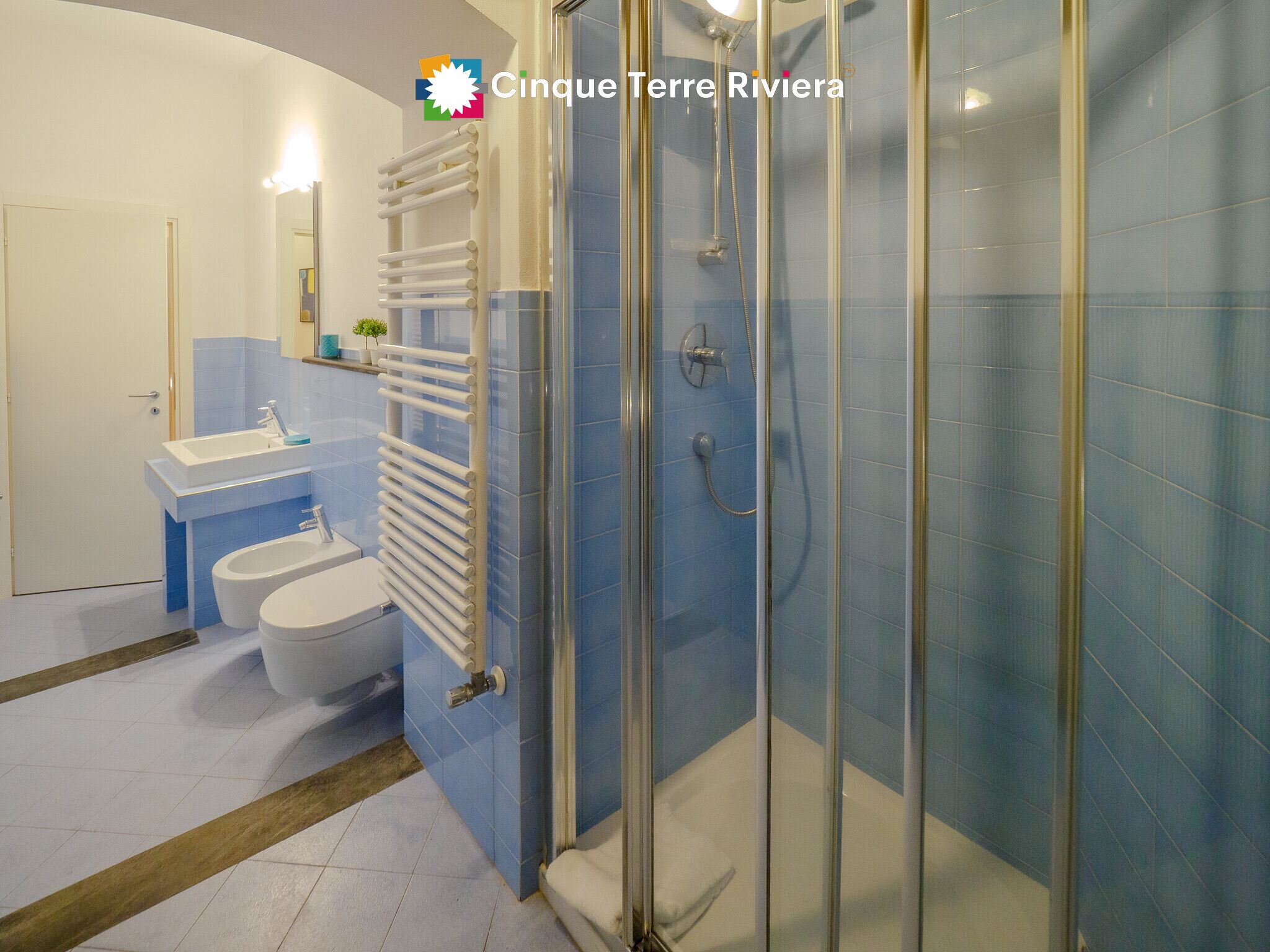 Dusche, umweltfreundliche Kosmetikartikel, Haartrockner, Bidet