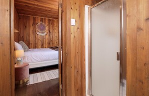 3 chambres, coffres-forts dans les chambres, fer et planche à repasser