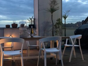 Outdoor dining - Bond Street Luxury 3 Bedroom Apartment (Dunedin)
