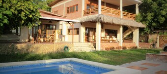 Charlie Suites Ayampe