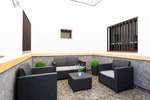 المنطقة المحيطة بالمنشأة