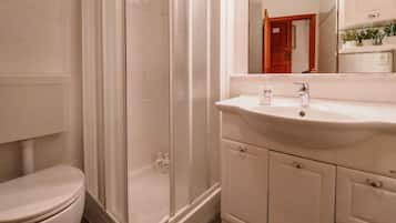 Dusche, umweltfreundliche Kosmetikartikel, Haartrockner, Bidet