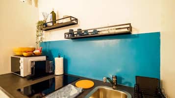 GeschirrspĂŒler, Wasserkocher mit Kaffee-/Teezubehör, KaffeemĂŒhle