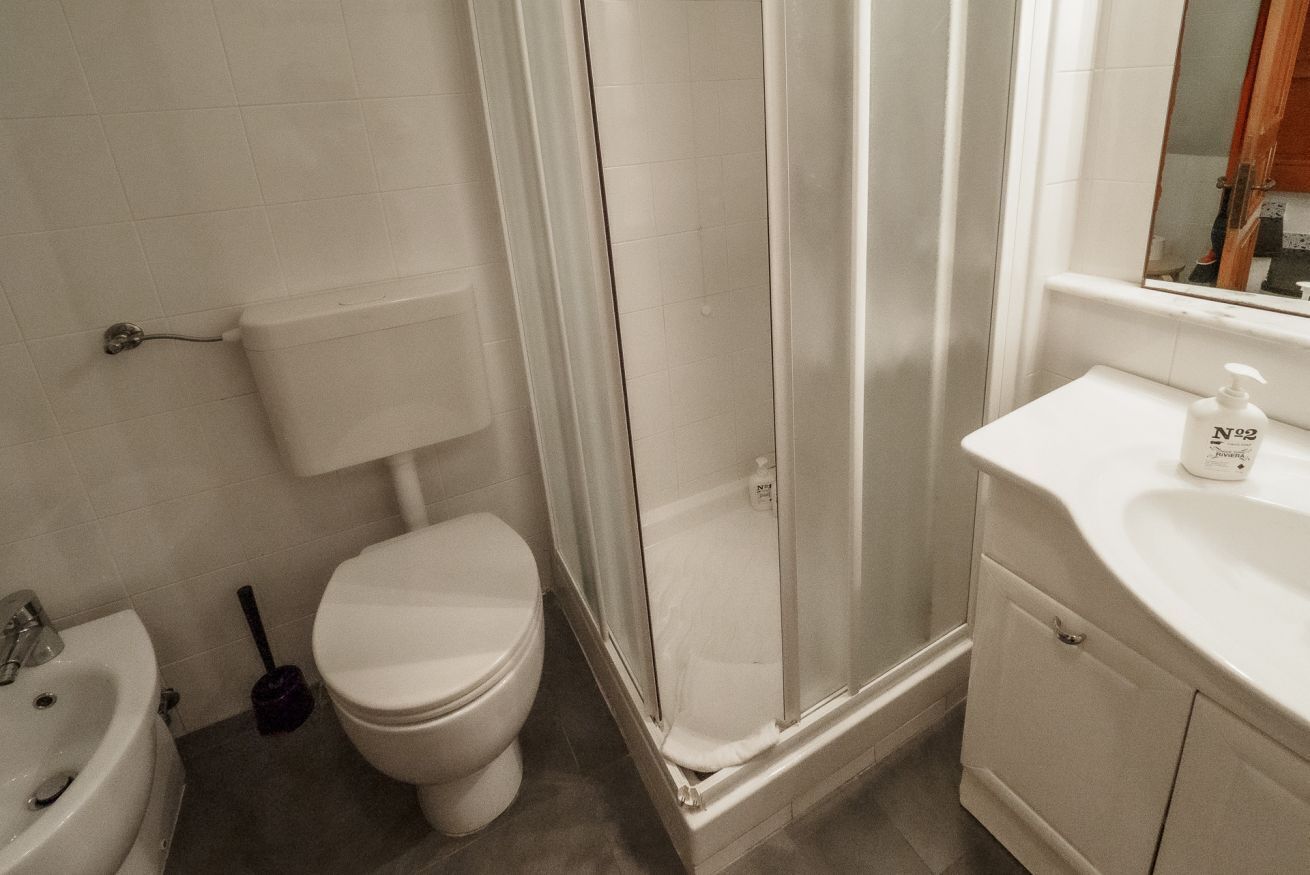 Dusche, umweltfreundliche Kosmetikartikel, Haartrockner, Bidet
