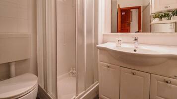 Dusche, umweltfreundliche Kosmetikartikel, Haartrockner, Bidet