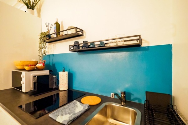 Een koelkast, een microgolfoven, een kookplaat