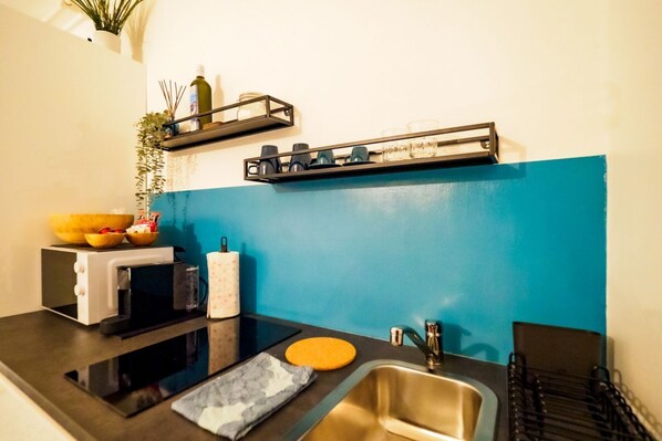 Fridge, microwave, stovetop, coffee/tea maker