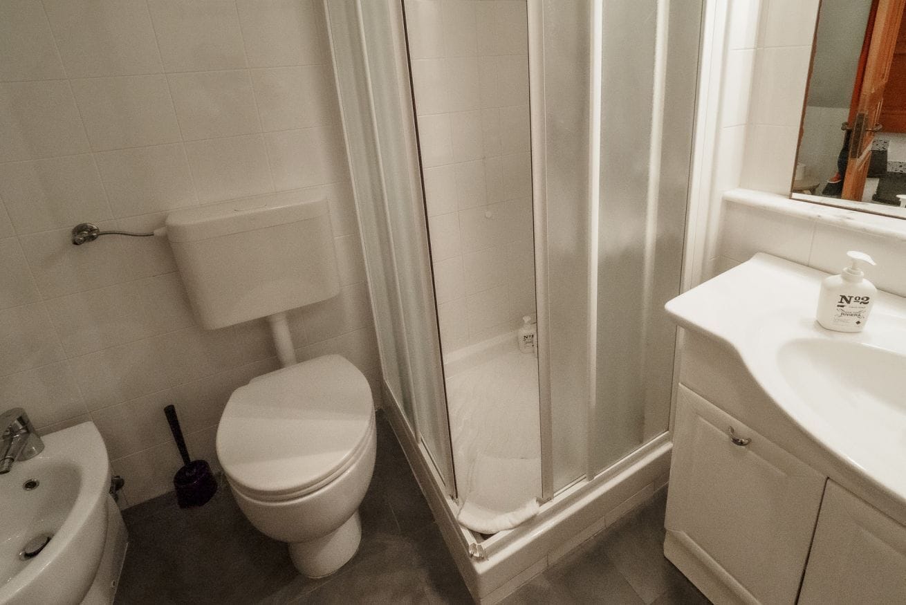 Dusche, umweltfreundliche Kosmetikartikel, Haartrockner, Bidet
