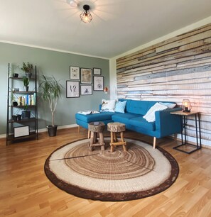 TV, DVD player, livros, aparelho de som