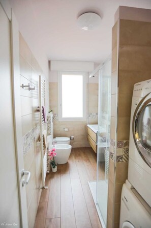 Douche, sèche-cheveux, bidet, serviettes fournies