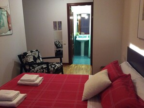 3 dormitorios, escritorio, tabla de planchar con plancha y cuna de viaje