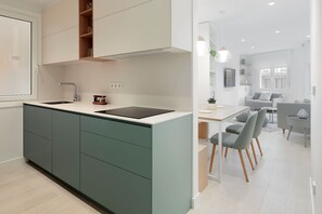 Jääkaappi, mikroaaltouuni, uuni, astianpesukone