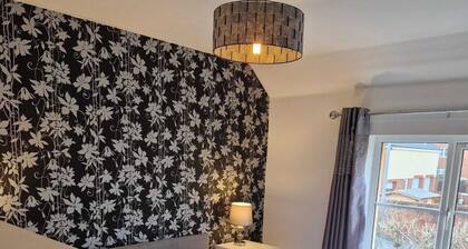 HEREFORD – Mayflower Coach House: Modern 2-Bed with Parking, Sleeps 4