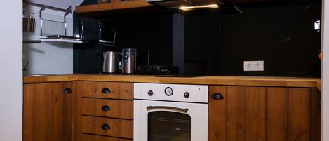 Réfrigérateur, four, cafetière/bouilloire, grille-pain