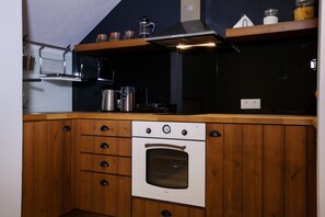Kühlschrank, Ofen, Wasserkocher mit Kaffee-/Teezubehör, Toaster