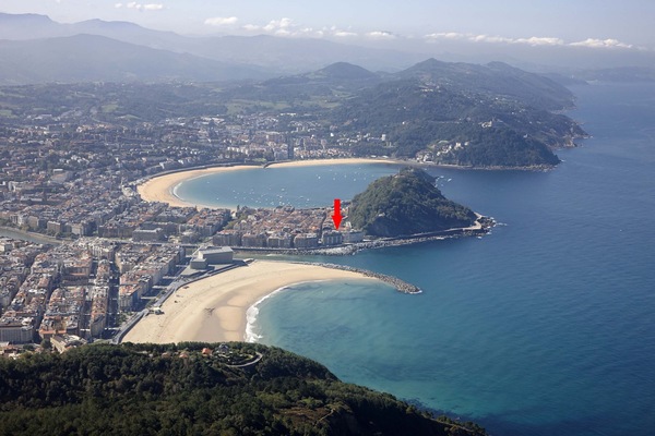 Una spiaggia nelle vicinanze