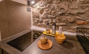 Coffee/tea maker, fridge, microwave, stovetop - Petrella's Point Studio (Vernazza)