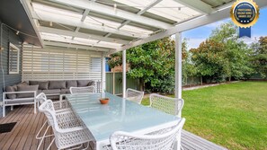Outdoor dining - Hayes @ Jervis Bay - Pet Friendly Award Winner - 4 Mins to Beach (Callala Beach)