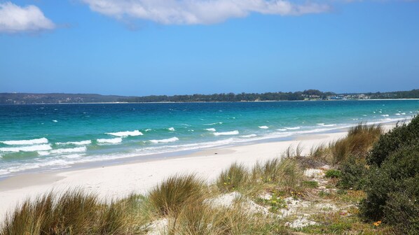 Beach nearby - Hayes @ Jervis Bay - Pet Friendly Award Winner - 4 Mins to Beach (Callala Beach)