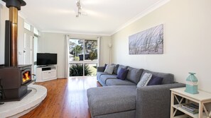 Smart TV, fireplace, Netflix, books - Hayes @ Jervis Bay - Pet Friendly Award Winner - 4 Mins to Beach (Callala Beach)