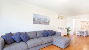 Smart TV, fireplace, Netflix, books - Hayes @ Jervis Bay - Pet Friendly Award Winner - 4 Mins to Beach (Callala Beach)