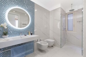 Badewanne, Haartrockner, Bidet, Handtücher