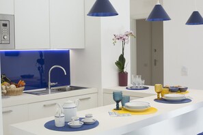 Réfrigérateur, micro-ondes, plaque de cuisson, lave-vaisselle