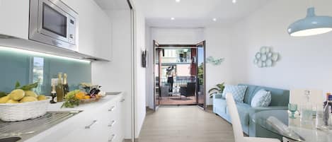 ثلاجة، ميكروويف، غسالة أطباق، ماكينة لصنع القهوة/الشاي