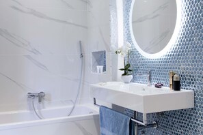Bathtub, hair dryer, bidet, towels - AMORE RENTALS - Sara Home | Two Connected Apartments with Terraces in the Heart of Sorrento (Sorrento)