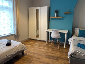 3 quartos, ferros/tábuas de passar roupa, Wi-Fi, roupa de cama