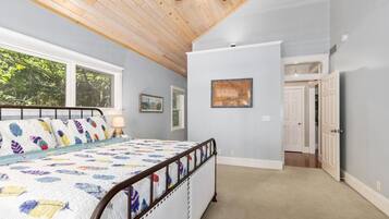 5 bedrooms, iron/ironing board, WiFi, bed sheets