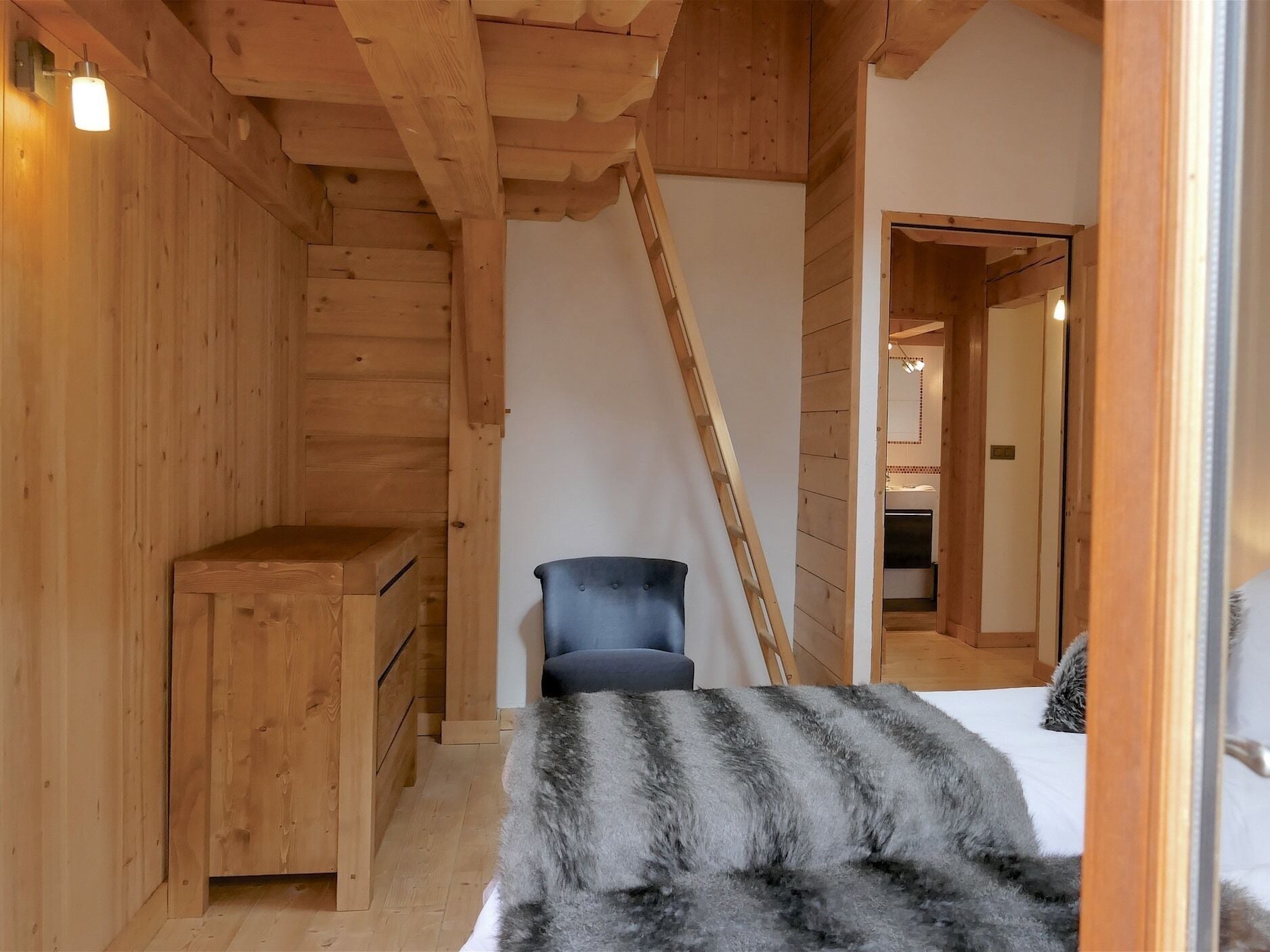 4 bedrooms, desk, soundproofing, iron/ironing board