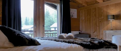 4 chambres, bureau, chambres insonorisées, fer et planche à repasser