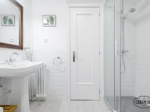 Badewanne, Haartrockner, Handtücher