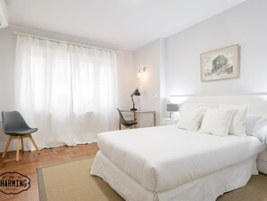 4 bedrooms, desk, soundproofing, iron/ironing board