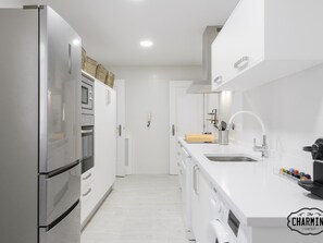 Een koelkast, een microgolfoven, een oven, een vaatwasser