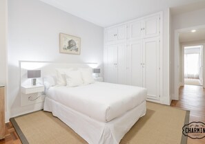 4 bedrooms, desk, soundproofing, iron/ironing board