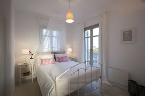 4 habitaciones y tabla de planchar con plancha 