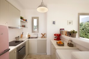 Refrigerador, horno, lavavajillas y cafetera y tetera 